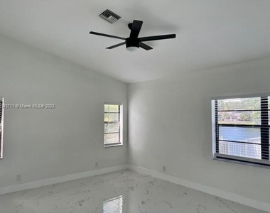 10601 Nw 18th Ct - Photo Thumbnail 6