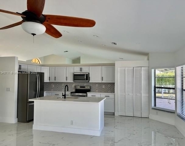 10601 Nw 18th Ct - Photo Thumbnail 12