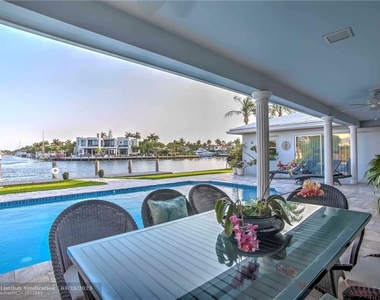 2224 Sunrise Key Blvd - Photo Thumbnail 11