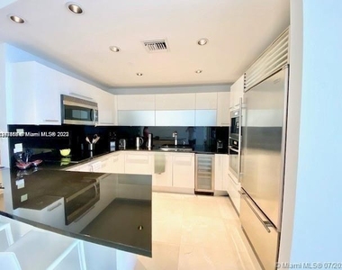 17121 Collins Ave - Photo Thumbnail 4