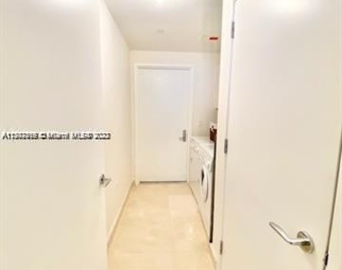 17121 Collins Ave - Photo Thumbnail 15