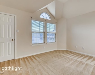 910 Christopher Drive Unit - Photo Thumbnail 10