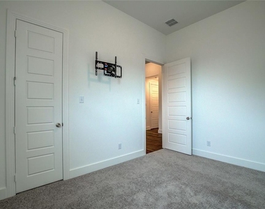 704 Wycliffe Drive - Photo Thumbnail 16
