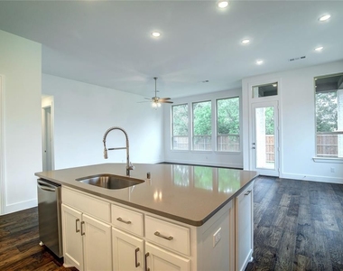 704 Wycliffe Drive - Photo Thumbnail 8