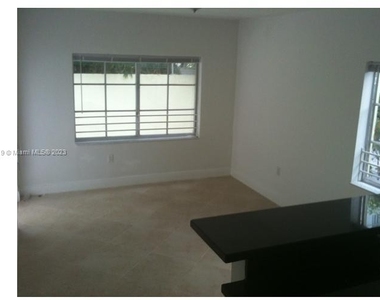 1034 Lenox Ave - Photo Thumbnail 2