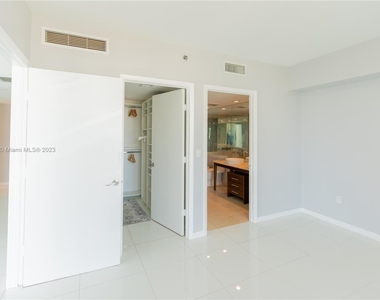 465 Brickell Ave Apt 4802 - Photo Thumbnail 5