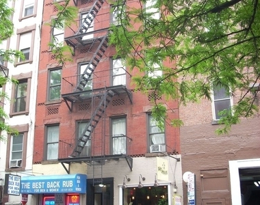 West 3rd Street (MacDougal St/6th Ave) - Photo Thumbnail 10