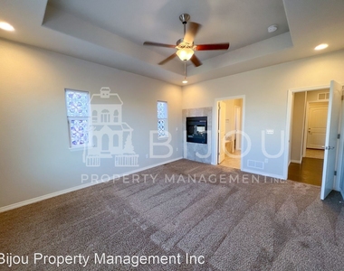 10660 Desert Bloom Way - Photo Thumbnail 17