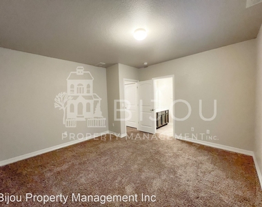 10660 Desert Bloom Way - Photo Thumbnail 23