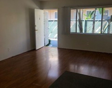 834 Victor Ave. - Photo Thumbnail 1