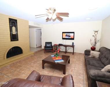 5602 N Camino Del Sol - Photo Thumbnail 13