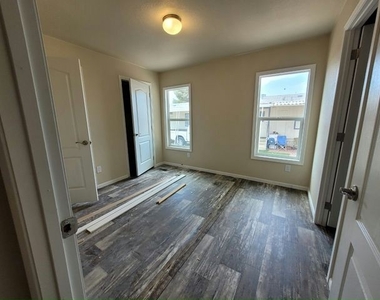 825 N Lamb Blvd - Photo Thumbnail 2