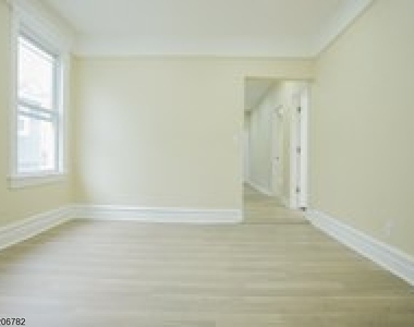 518 Avon Ave - Photo Thumbnail 2