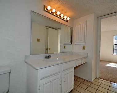 2610 Lakehill Lane - Photo Thumbnail 7