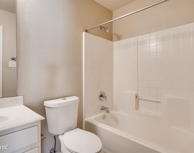 1038 Mansfield Lane Unit - Photo Thumbnail 14