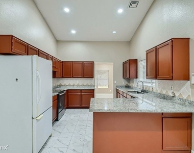 4947 E Greenway Circle N Unit - Photo Thumbnail 5