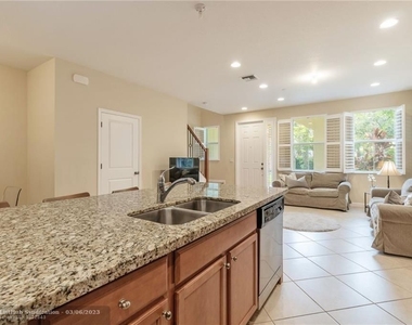 8289 Cascada Isles Dr - Photo Thumbnail 10