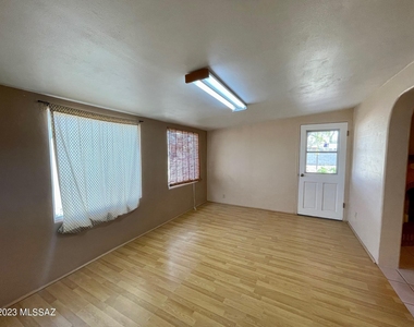 2866 N Desert Avenue - Photo Thumbnail 2