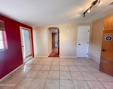 2866 N Desert Avenue - Photo Thumbnail 24