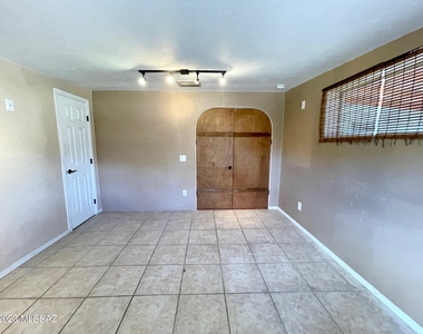 2866 N Desert Avenue - Photo Thumbnail 25