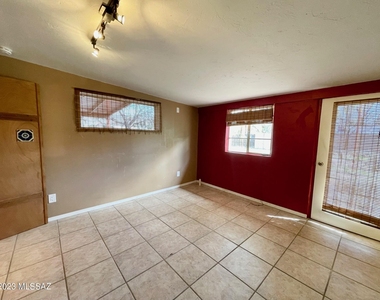 2866 N Desert Avenue - Photo Thumbnail 26