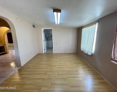 2866 N Desert Avenue - Photo Thumbnail 3