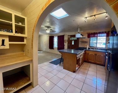 2866 N Desert Avenue - Photo Thumbnail 11