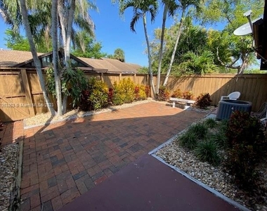 9305 Sw 130 St - Photo Thumbnail 1