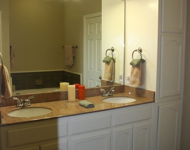 9808 B Salem Way - Photo Thumbnail 7