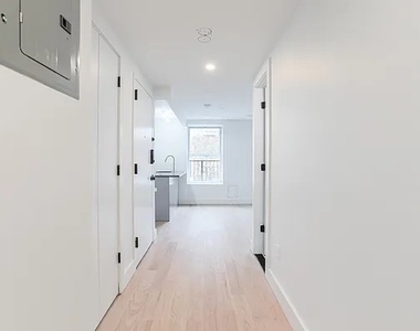 367 Adelphi st - Photo Thumbnail 5