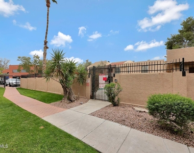 3131 W Cochise Drive - Photo Thumbnail 7