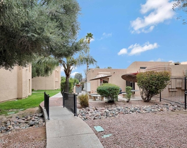 3131 W Cochise Drive - Photo Thumbnail 6