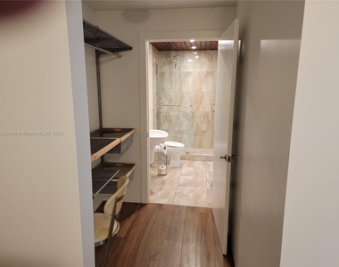 7728 E Collins Ave - Photo Thumbnail 8