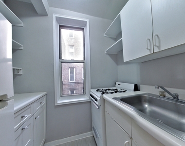 342 East 58th Street - Photo Thumbnail 4