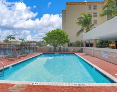 2903 N Miami Beach Blvd - Photo Thumbnail 3