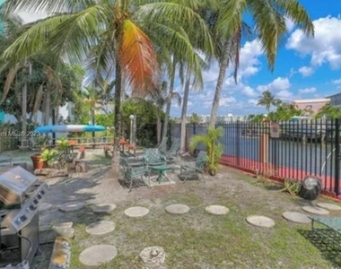 2903 N Miami Beach Blvd - Photo Thumbnail 1