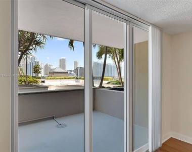 1111 Brickell Bay Dr - Photo Thumbnail 8