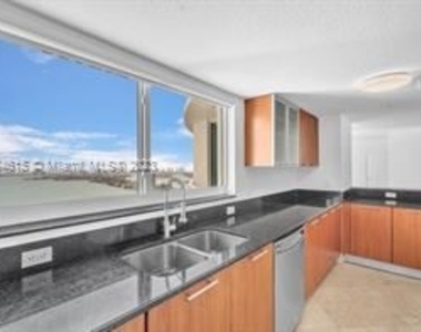 1800 N Bayshore Dr Apt 3301 - Photo Thumbnail 1