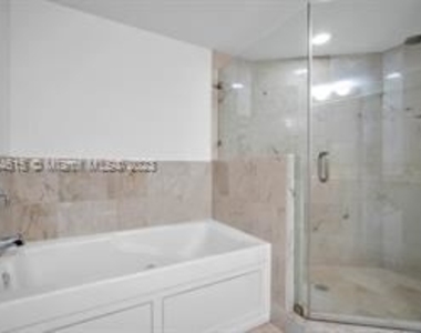 1800 N Bayshore Dr Apt 3301 - Photo Thumbnail 18