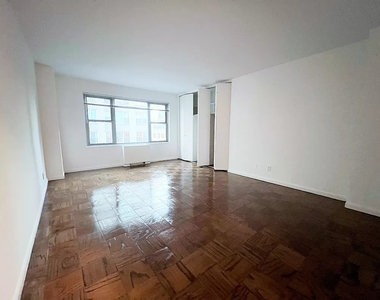 East 63rd Street - Photo Thumbnail 3