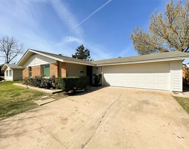 2805 Cornell Circle - Photo Thumbnail 14