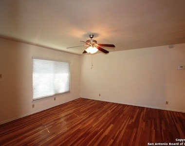 702 Byrnes Dr - Photo Thumbnail 12