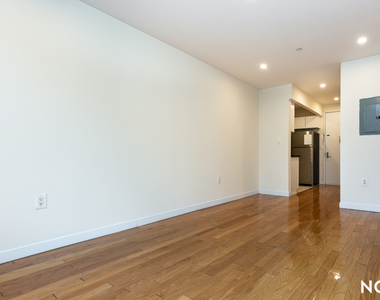 924 Metropolitan Avenue - Photo Thumbnail 2