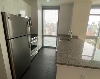 West 37th Street - Photo Thumbnail 2