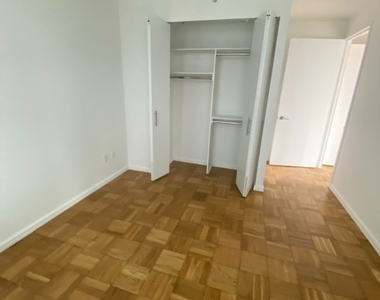 West 37th Street - Photo Thumbnail 4