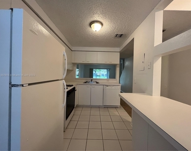 8064 Sanibel Dr - Photo Thumbnail 5