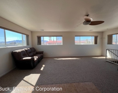 1091 Chaparral Dr - Photo Thumbnail 2