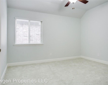 2221 Longwood Drive - Photo Thumbnail 6