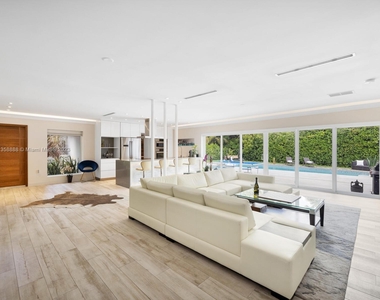 10125 Biscayne Blvd - Photo Thumbnail 1