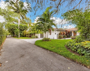 10125 Biscayne Blvd - Photo Thumbnail 4